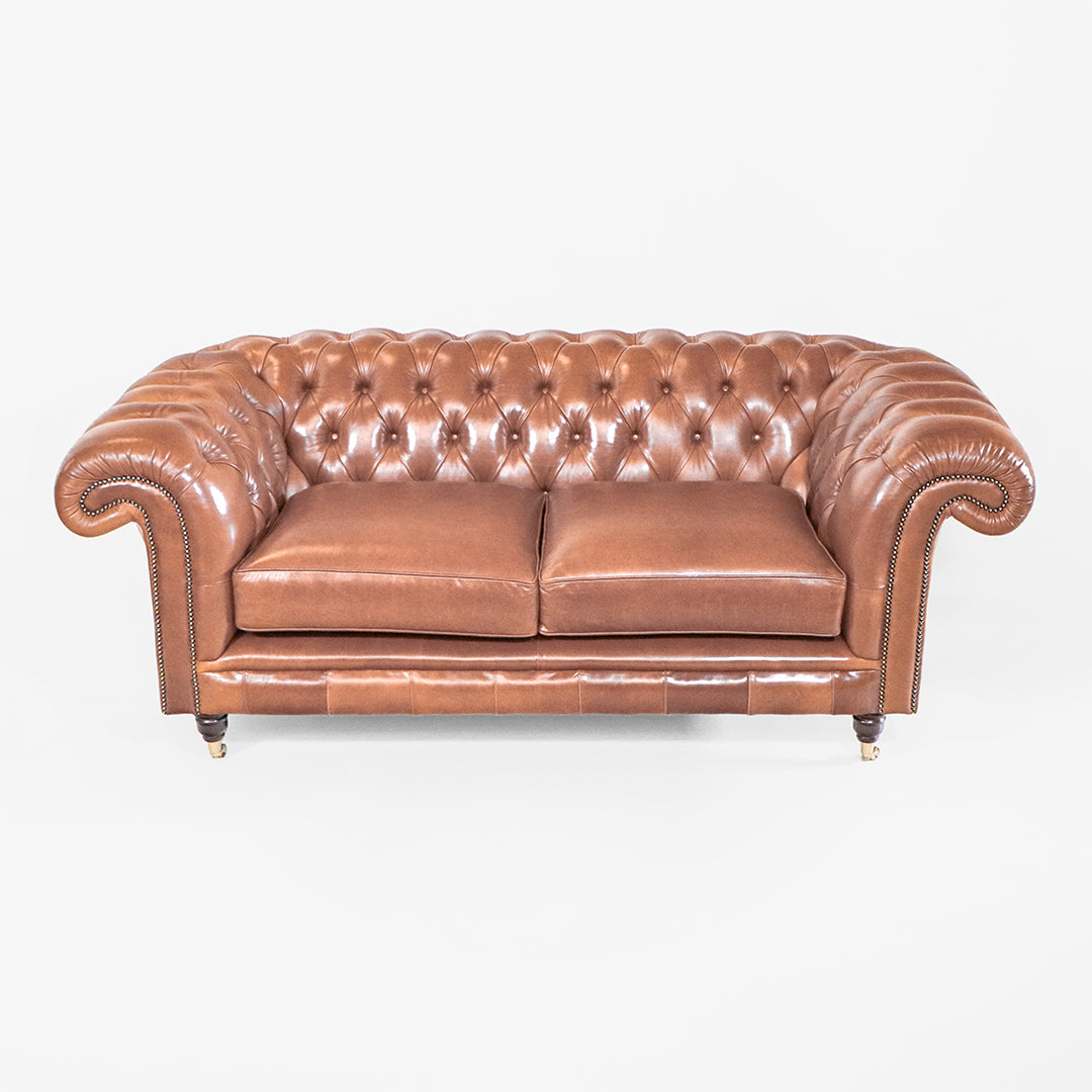 Braunes Chesterfield Sofa "Dexter“ 2,5-Sitzer – Leder Old English Malt - Sofort lieferbar