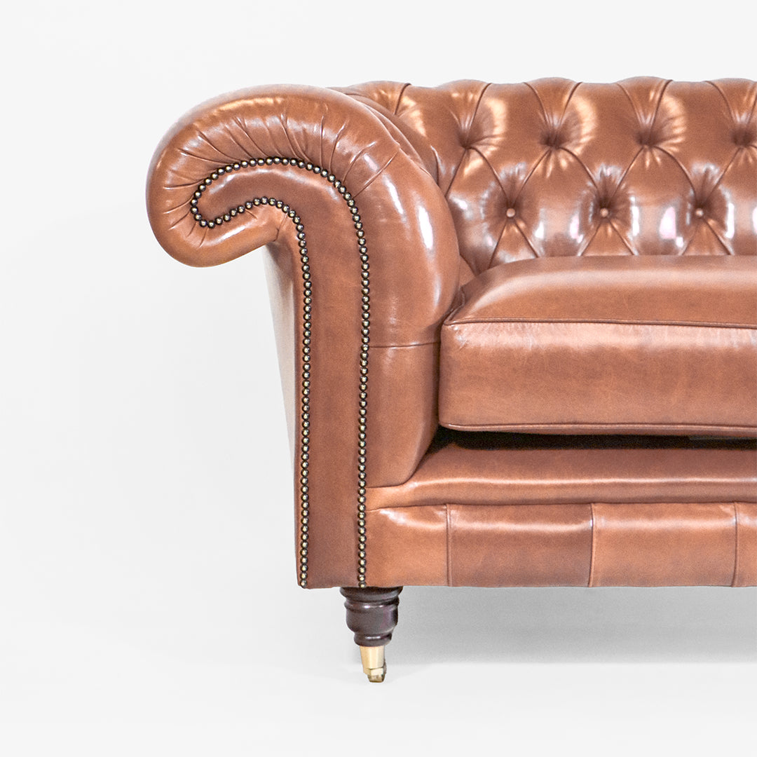 Braunes Chesterfield Sofa "Dexter“ 2,5-Sitzer – Leder Old English Malt - Sofort lieferbar