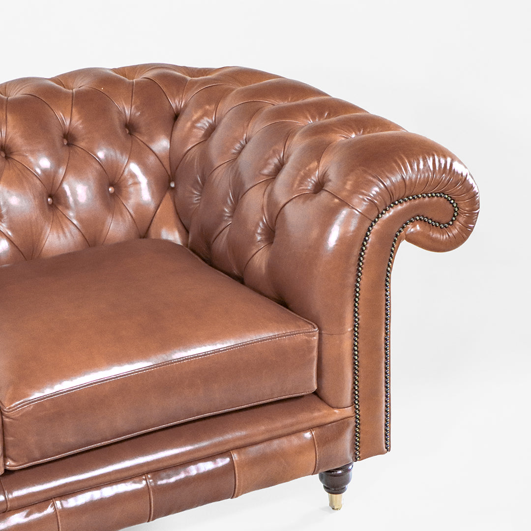 Braunes Chesterfield Sofa "Dexter“ 2,5-Sitzer – Leder Old English Malt - Sofort lieferbar