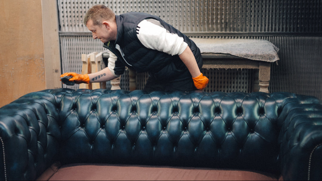 chesterfield sofa von hand in england angefertigt, bild in der werkstatt.