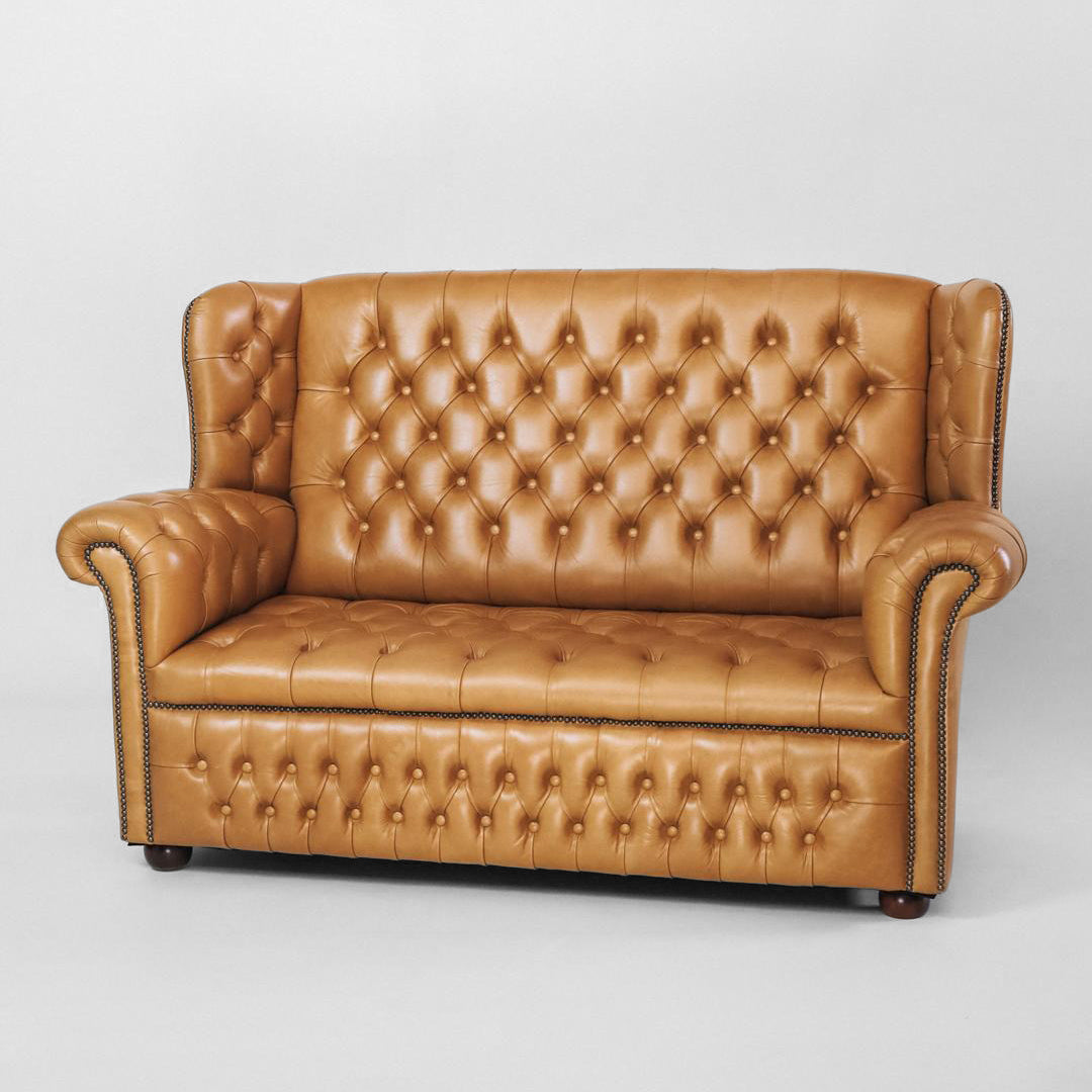 "Henley" Chesterfield Sofa, Zweisitzer in Old English Tan - Sofort lieferbar