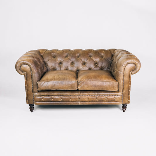 "Cornwall Classic" Chesterfield Sofa  2-Sitzer Cracked Wax Tobacco Leder - Sofort lieferbar